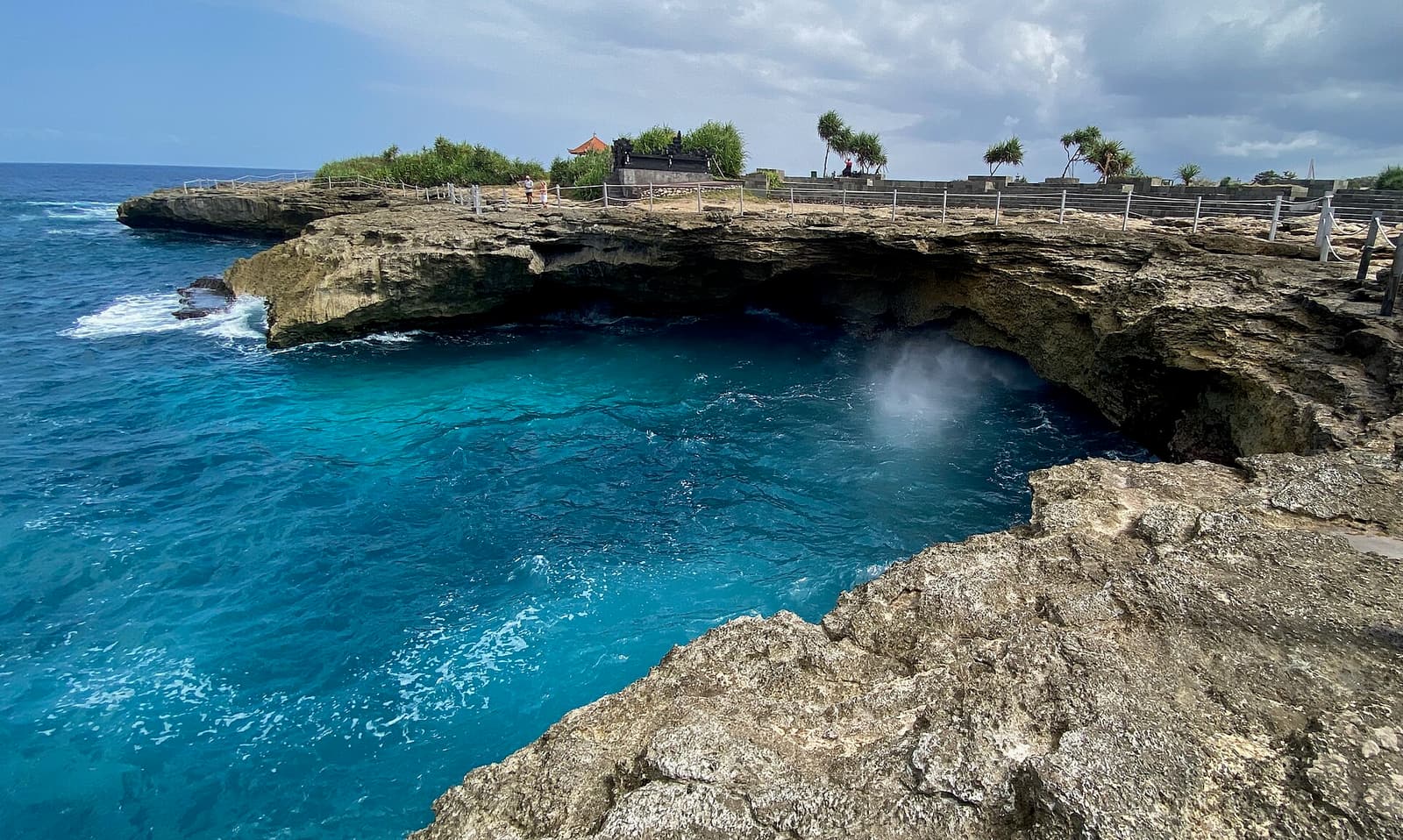 Turquoise water surging into the rocky inlet at Devil’s Tear, Nusa Lembongan