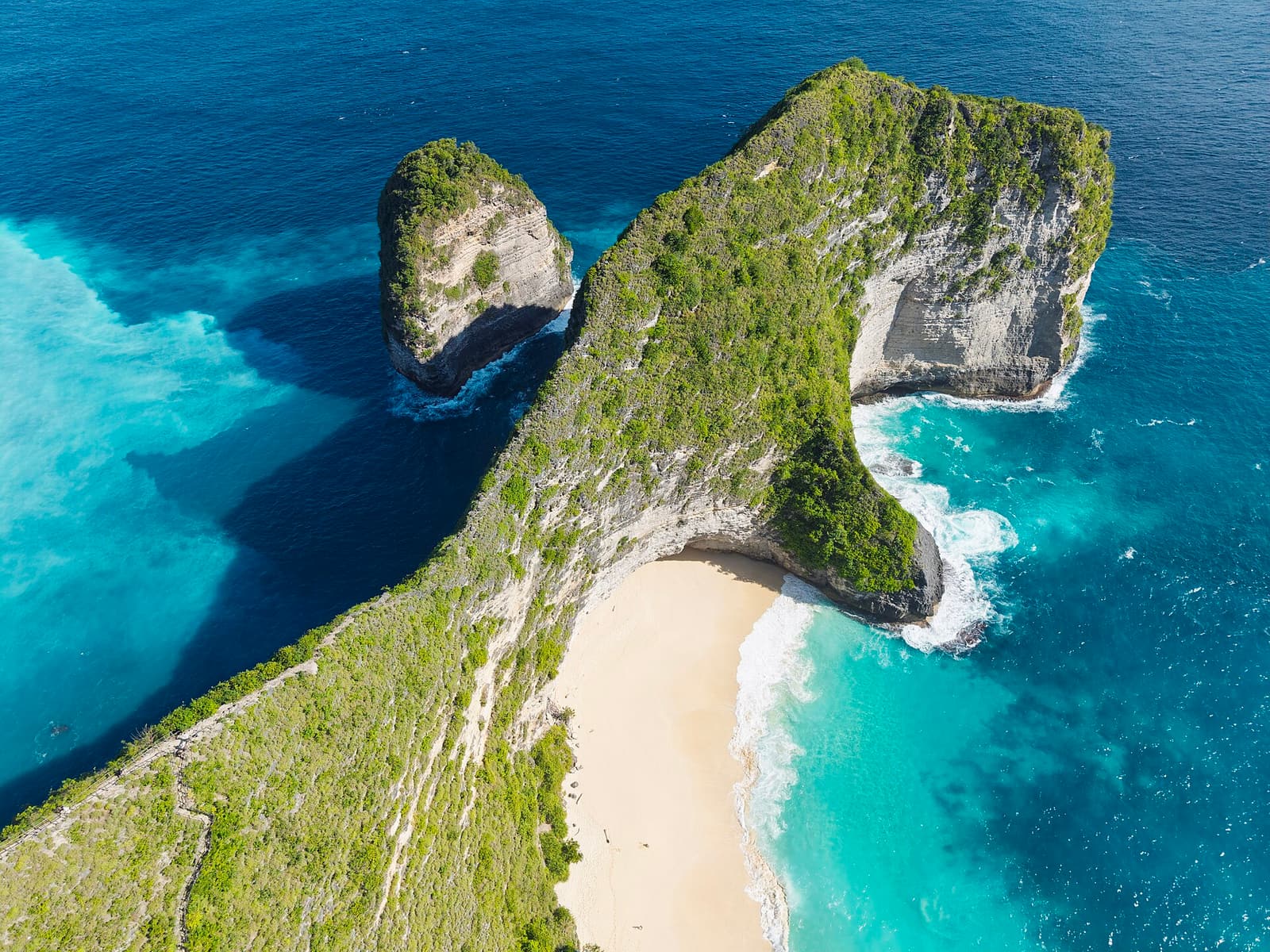 The dinosaur-shaped Kelingking headland and white-sand beach on Nusa Penida