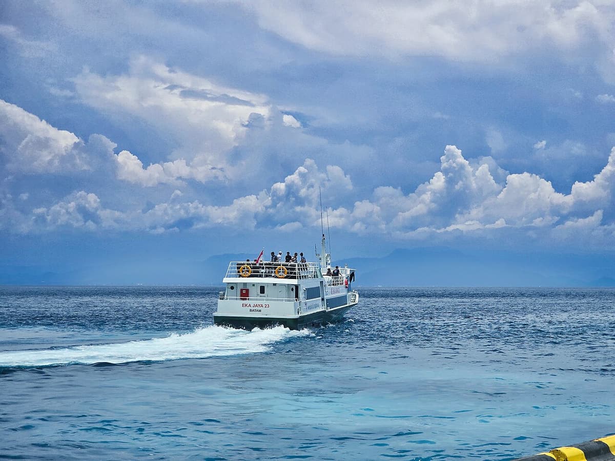 A fast boat crossing the Badung Strait between Bali and the Nusa islands